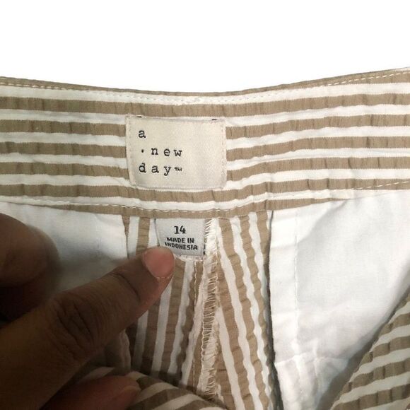 a new day Shorts Womens 14 Seersucker Tan Hampton Lightweight Summer High Rise - Picture 3 of 8
